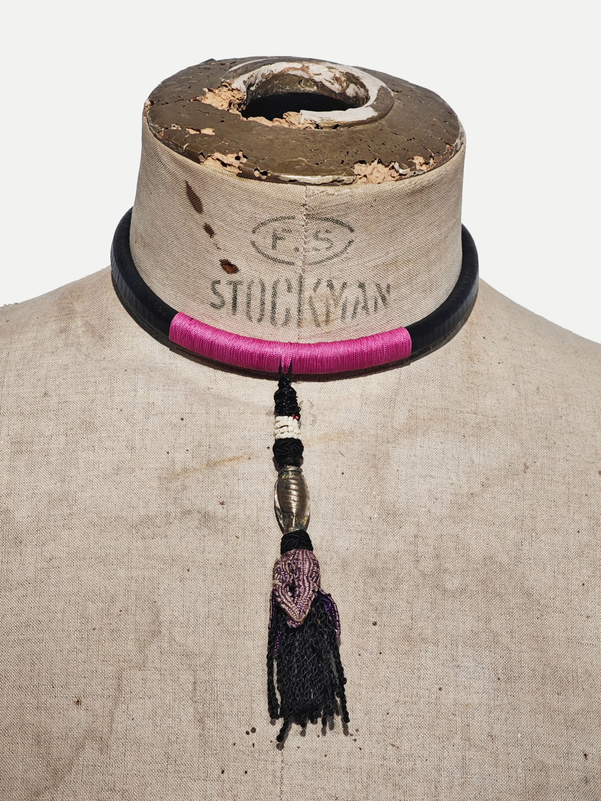 GARGANTILLA CUERO + BORLA UZBEQUISTÁN