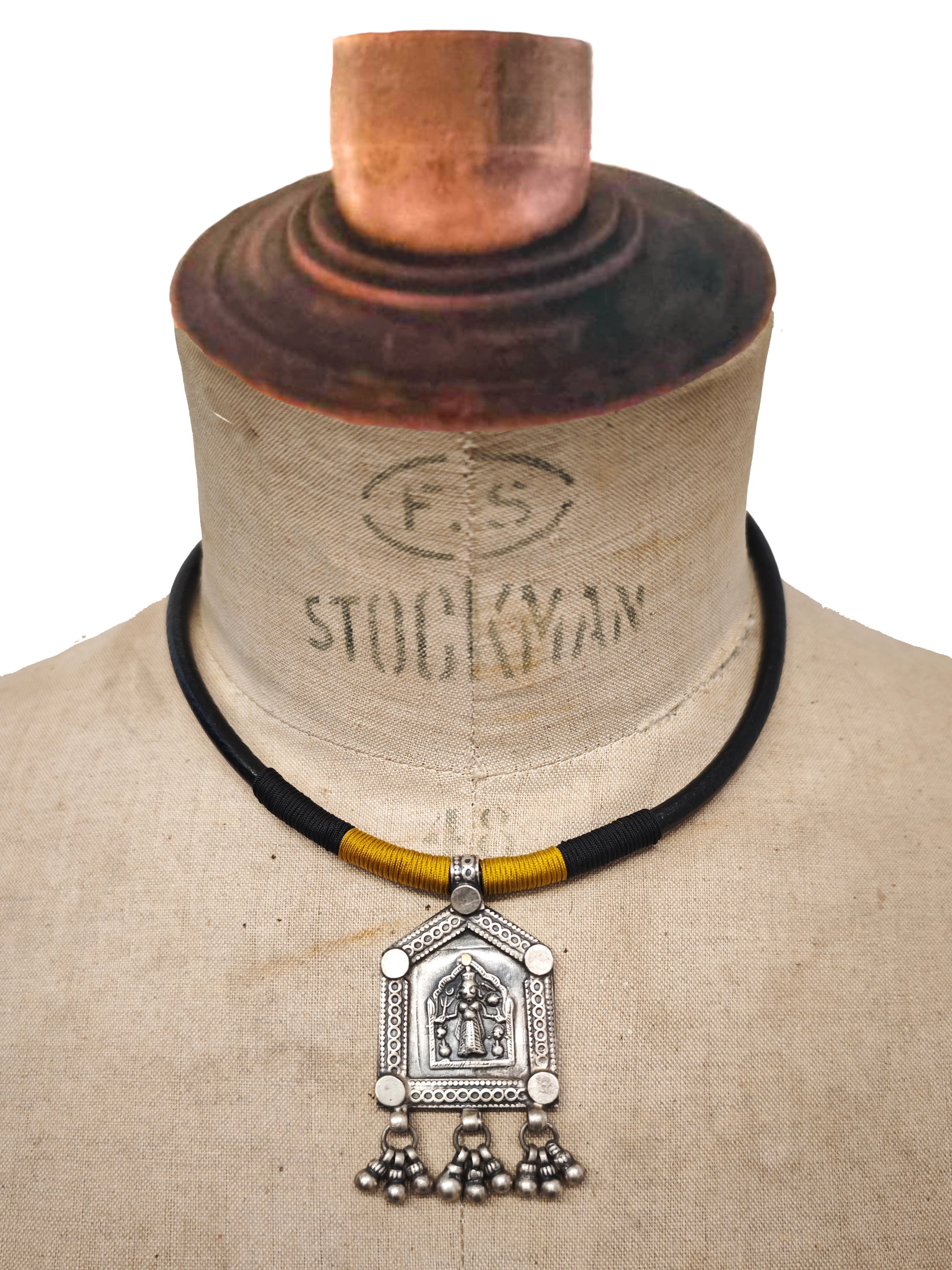 GARGANTILLA CUERO + TALISMÁN ANTIGUO GRANDE