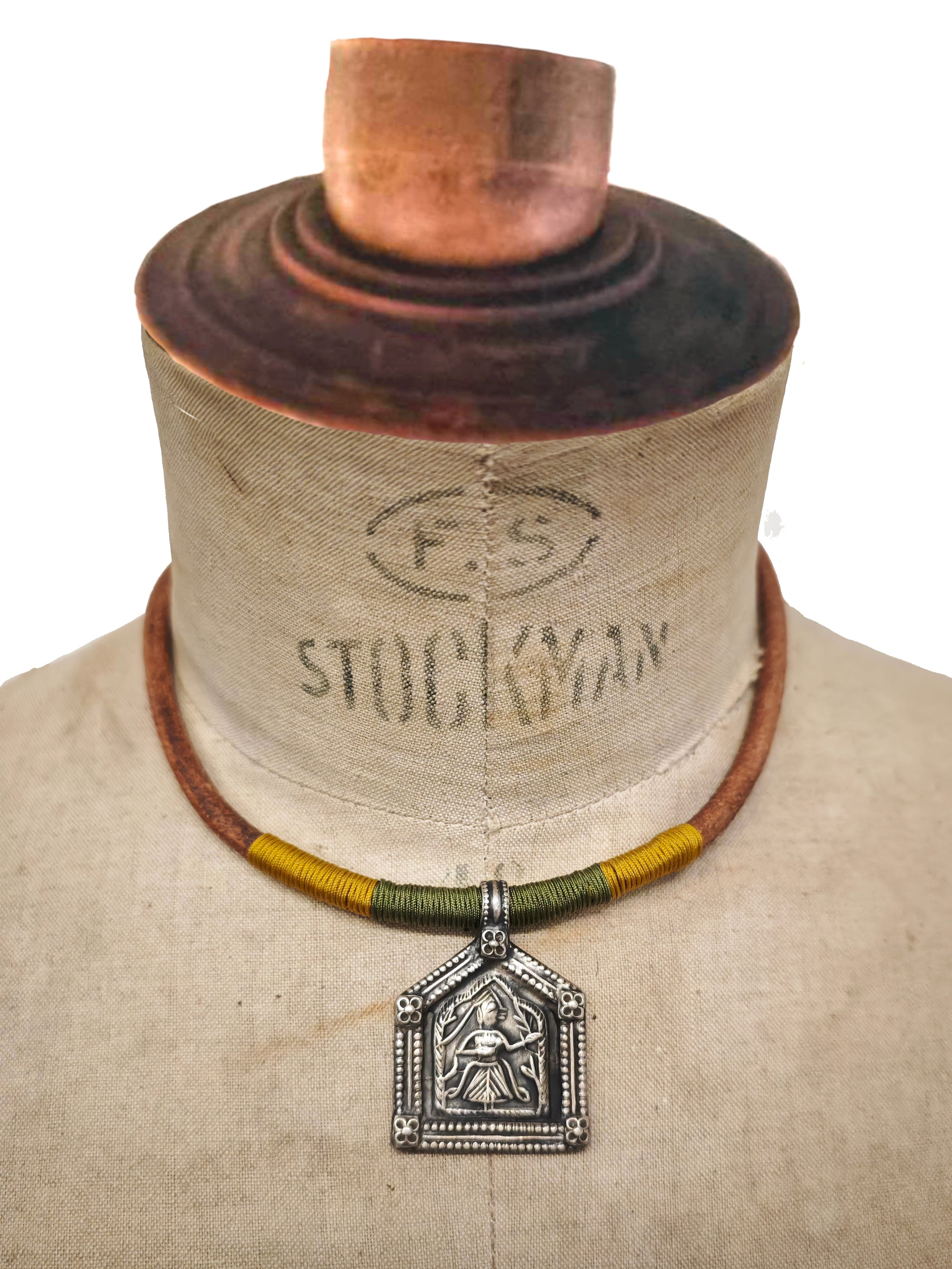 GARGANTILLA CUERO + TALISMÁN ANTIGUO GRANDE