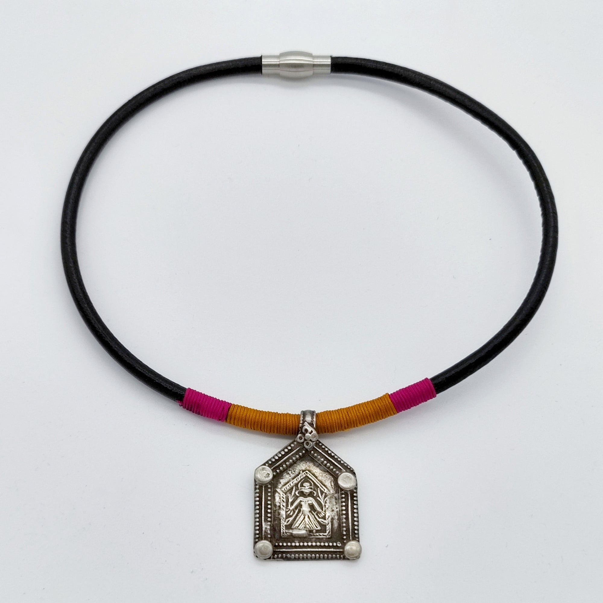 GARGANTILLA CUERO + TALISMÁN ANTIGUO GRANDE