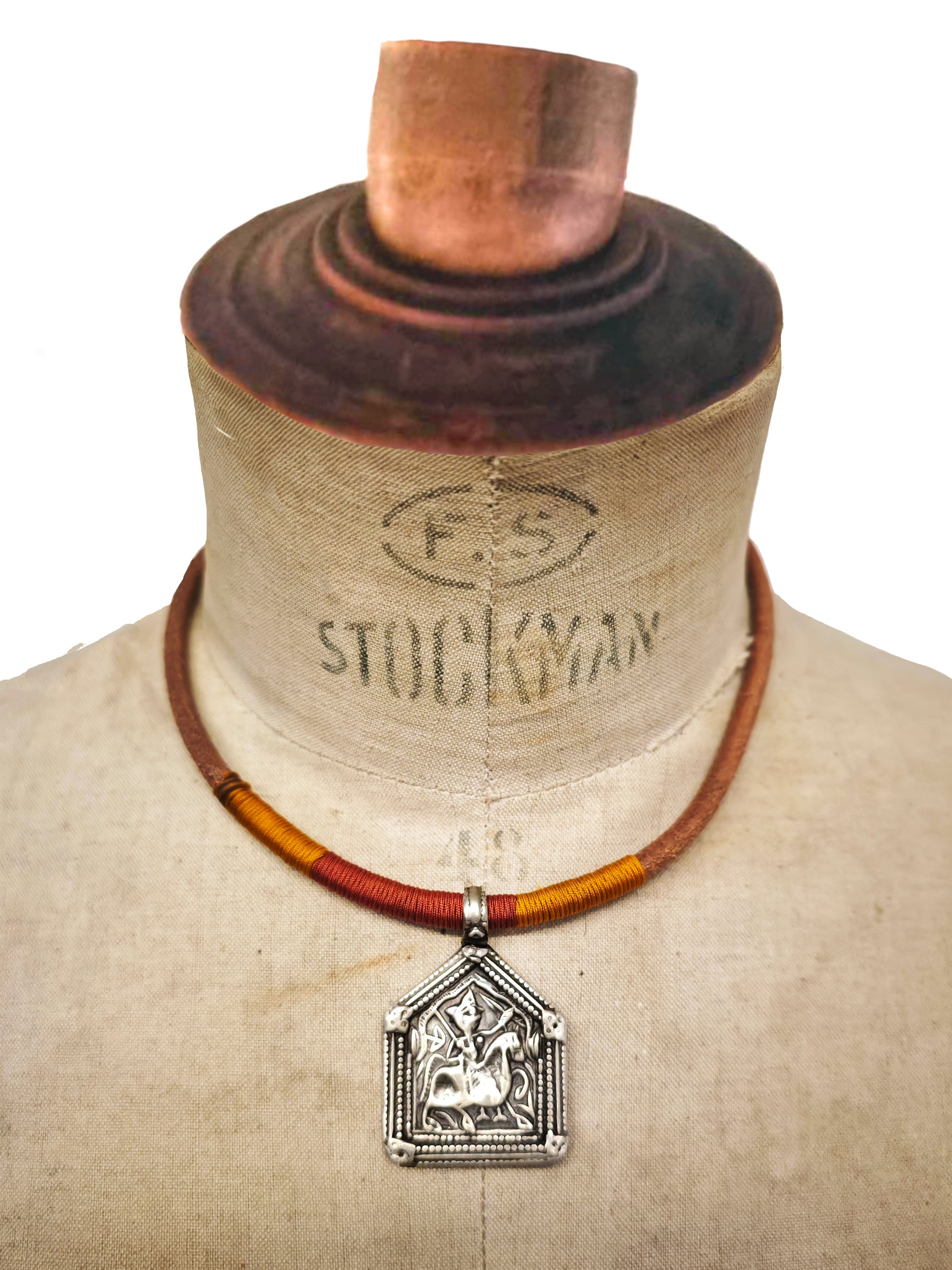 GARGANTILLA CUERO + TALISMÁN ANTIGUO GRANDE