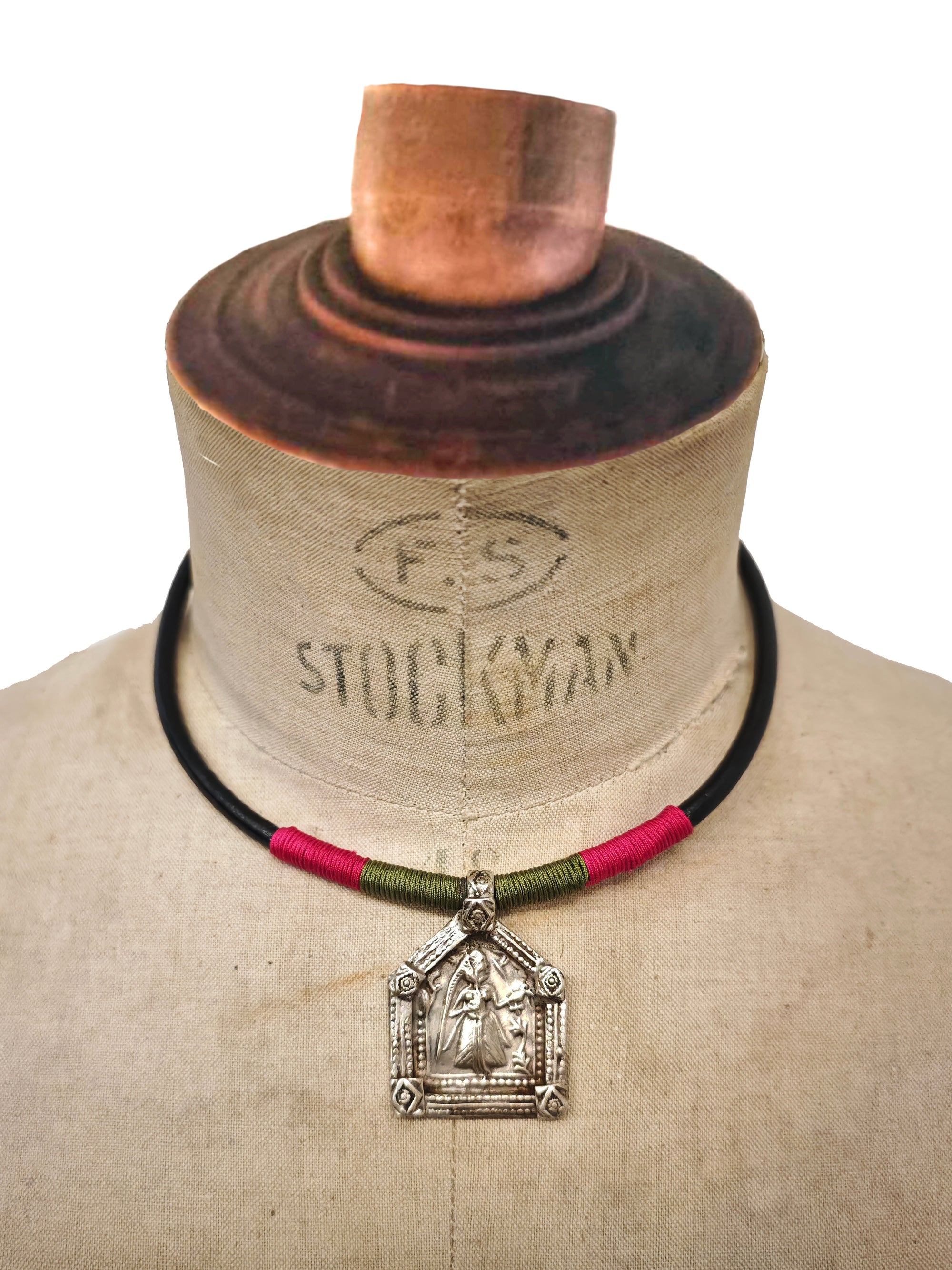 GARGANTILLA CUERO + TALISMÁN ANTIGUO GRANDE