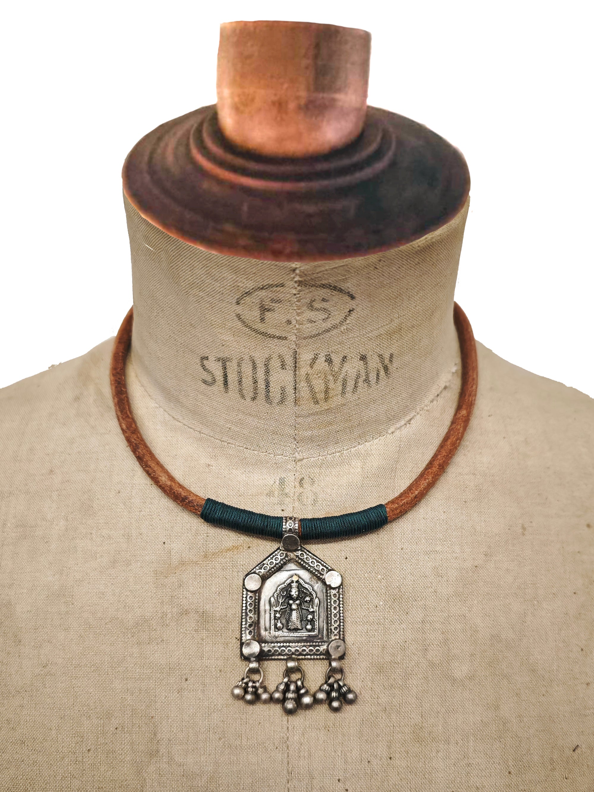GARGANTILLA CUERO + TALISMÁN ANTIGUO GRANDE